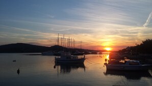 A marina with boats docked during sunset. - MODERN APARTMAN - 4 TO 6 PERSONS WITH A STUNNING SEA VIEW (TISNO)