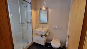 Dusche, Haartrockner, Handtücher