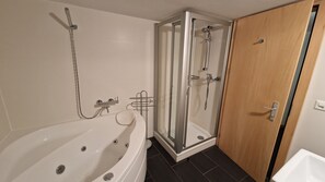 Douche, séchoir à cheveux, serviettes fournies