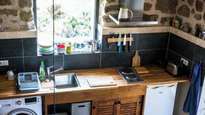 Réfrigérateur, plaque de cuisson, cafetiÚre/bouilloire, grille-pain