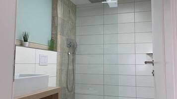 Een bad, een haardroger, handdoeken, toiletpapier
