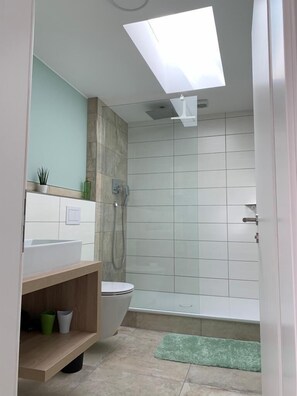 浴槽、ヘアドライヤー、タオル、トイレットペーパー