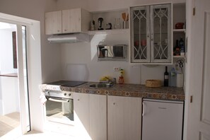 Fridge, oven, stovetop, electric kettle - CASINHA da TRAVESSA - romantic studio-house, historical center, calm location (Lagos)