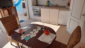Jääkaappi, uuni, liesi, vedenkeitin