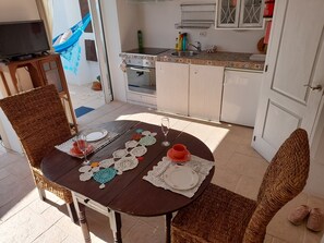 Fridge, oven, stovetop, electric kettle - CASINHA da TRAVESSA - romantic studio-house, historical center, calm location (Lagos)