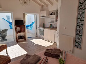 1 habitación, tabla de planchar con plancha, wifi y ropa de cama 