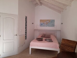 1 bedroom, iron/ironing board, WiFi, bed sheets - CASINHA da TRAVESSA - romantic studio-house, historical center, calm location (Lagos)