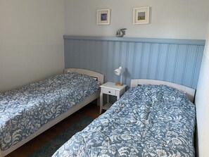 2 bedrooms, travel crib, free WiFi