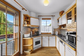 冷蔵庫、電子レンジ、オーブン、コンロ