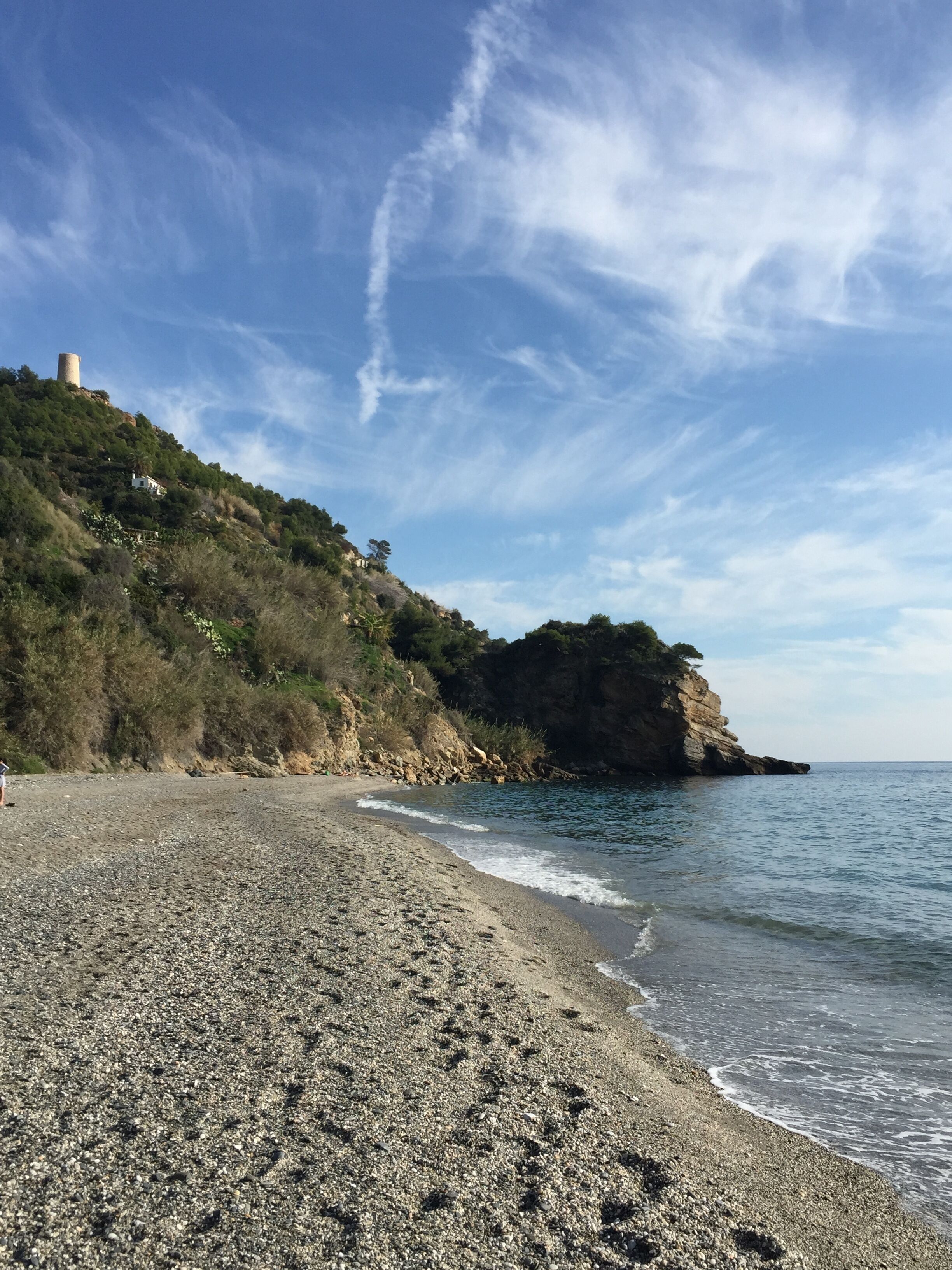 Ubicación cercana a la playa y tumbonas