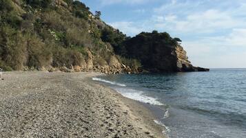 Ubicación cercana a la playa y tumbonas