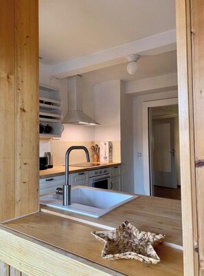 Fridge, microwave, oven, stovetop - Villa Landenberger Metzingen near Outlet City Apartment Christian (Metzingen)