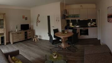 Una televisión, un reproductor de DVD, libros