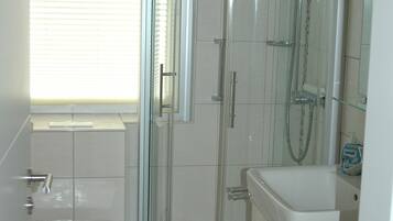 Ducha, secador de pelo, toallas y papel higiénico