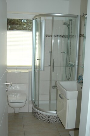 تجهيزات دش، مجففات شعر، مناشف، ورق حمّام