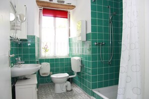 Douche, séchoir à cheveux, serviettes fournies