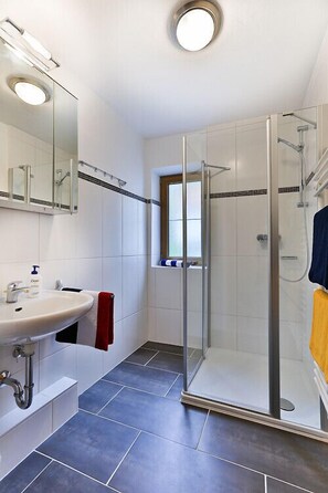 Een douche, een haardroger, handdoeken, zeep