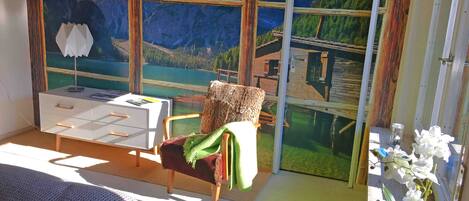 2 soverom, skrivebord, strykejern/-brett og reiseseng for barn