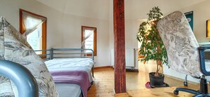 1 Schlafzimmer, Schreibtisch, Bügeleisen/Bügelbrett, Reisekinderbett