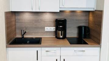 Kühlschrank, Mikrowelle, Herdplatte, Wasserkocher mit Kaffee-/Teezubehör