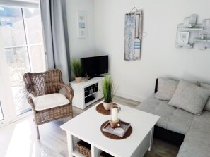 Smart TV, DVD player, books, video library - STRANDGUT - the apartment ... maritime, inviting and fresh! (Brodersby)