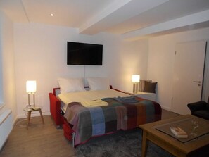 3 bedrooms, travel cot, WiFi, bed sheets