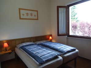 2 bedrooms, free WiFi, bed sheets - DIRECTLY ON THE BEACH/SEE, apartment for up to 4 people, pool and garden (Crone)