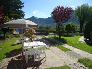 Outdoor dining - DIRECTLY ON THE BEACH/SEE, apartment for up to 4 people, pool and garden (Crone)