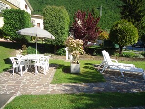 Outdoor dining - DIRECTLY ON THE BEACH/SEE, apartment for up to 4 people, pool and garden (Crone)