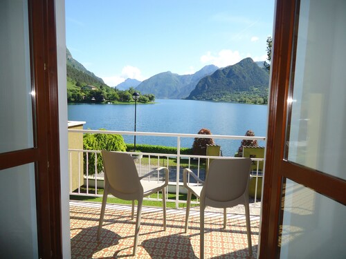 DIRECTLY ON THE BEACH/SEE, apartment for up to 4 people, pool and garden