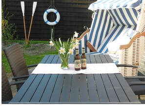 Ferienhaus NORDSEEJUWEL Terrasse mit Strandkorb und Dithmarscher