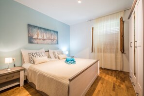 4 Schlafzimmer, Schreibtisch, Bügeleisen/Bügelbrett, Reisekinderbett