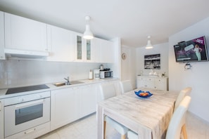 Fridge, microwave, oven, stovetop