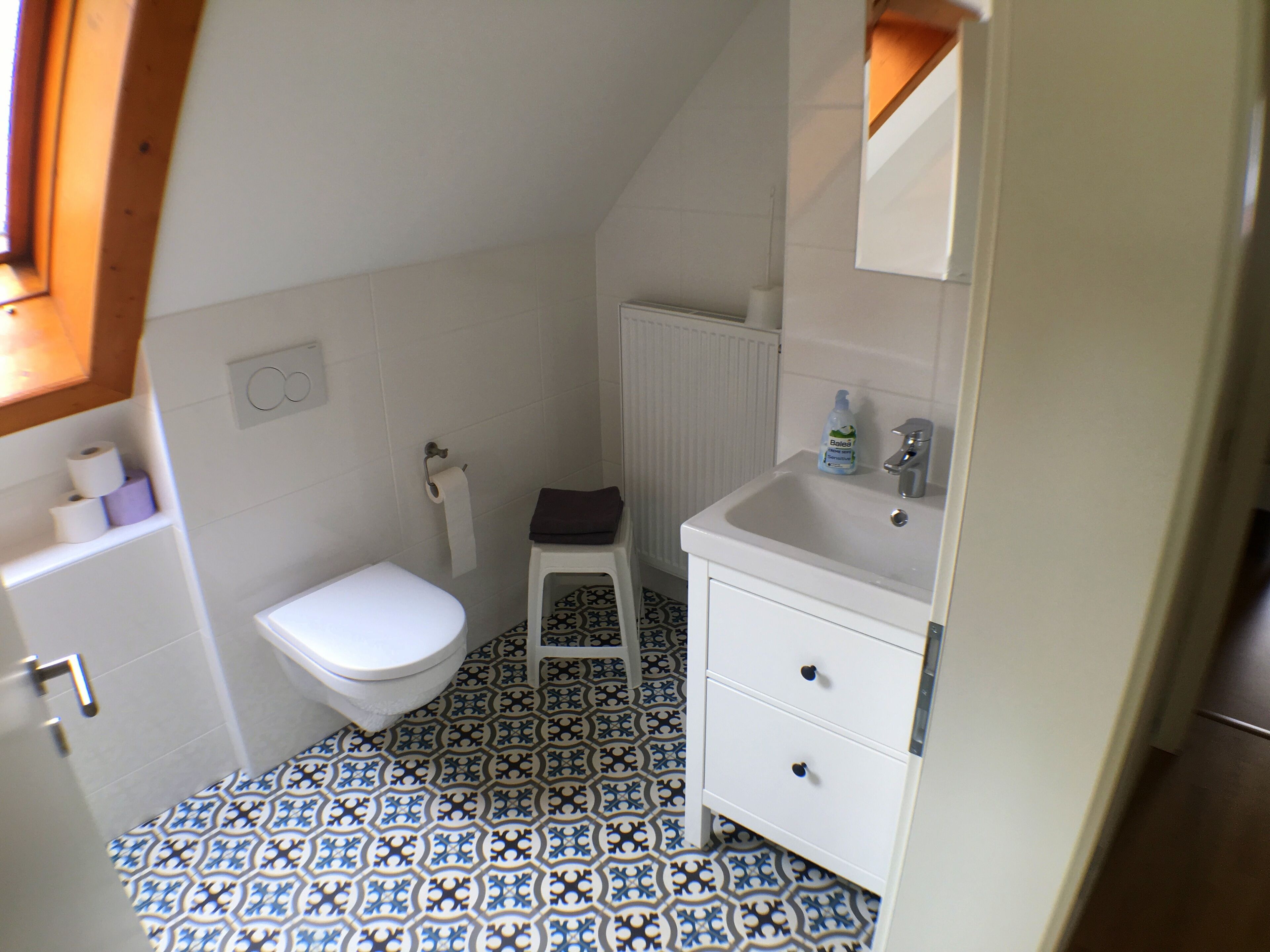 Bad mit Wanne und WC oben.