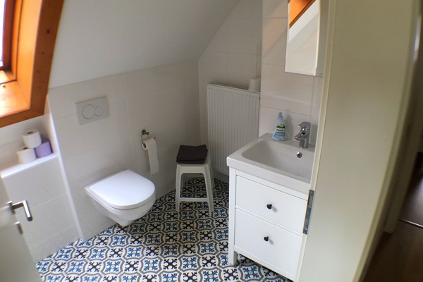 Bad mit Wanne und WC oben.