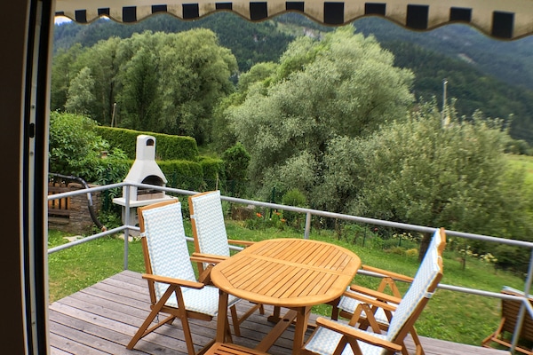 Terrasse mit Grill von Wohnzimmer aus.