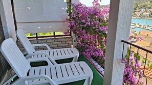 Property grounds - Luxury apartment with panoramic sea view in Tisno, only 100 steps to the sea  (Tisno)