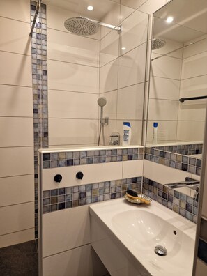 Douche, sèche-cheveux, savon, papier toilette
