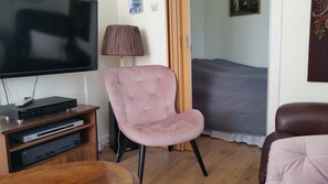 2 bedrooms, iron/ironing board, WiFi