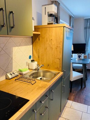 Kühlschrank, Wasserkocher mit Kaffee-/Teezubehör, Wasserkocher, Toaster