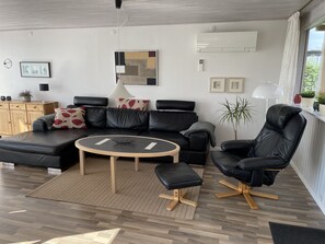Smart TV, DVD player, books, stereo