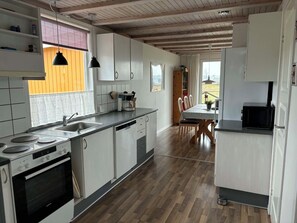 Fridge, microwave, oven, stovetop - Holiday house with sea view (Aabenraa)