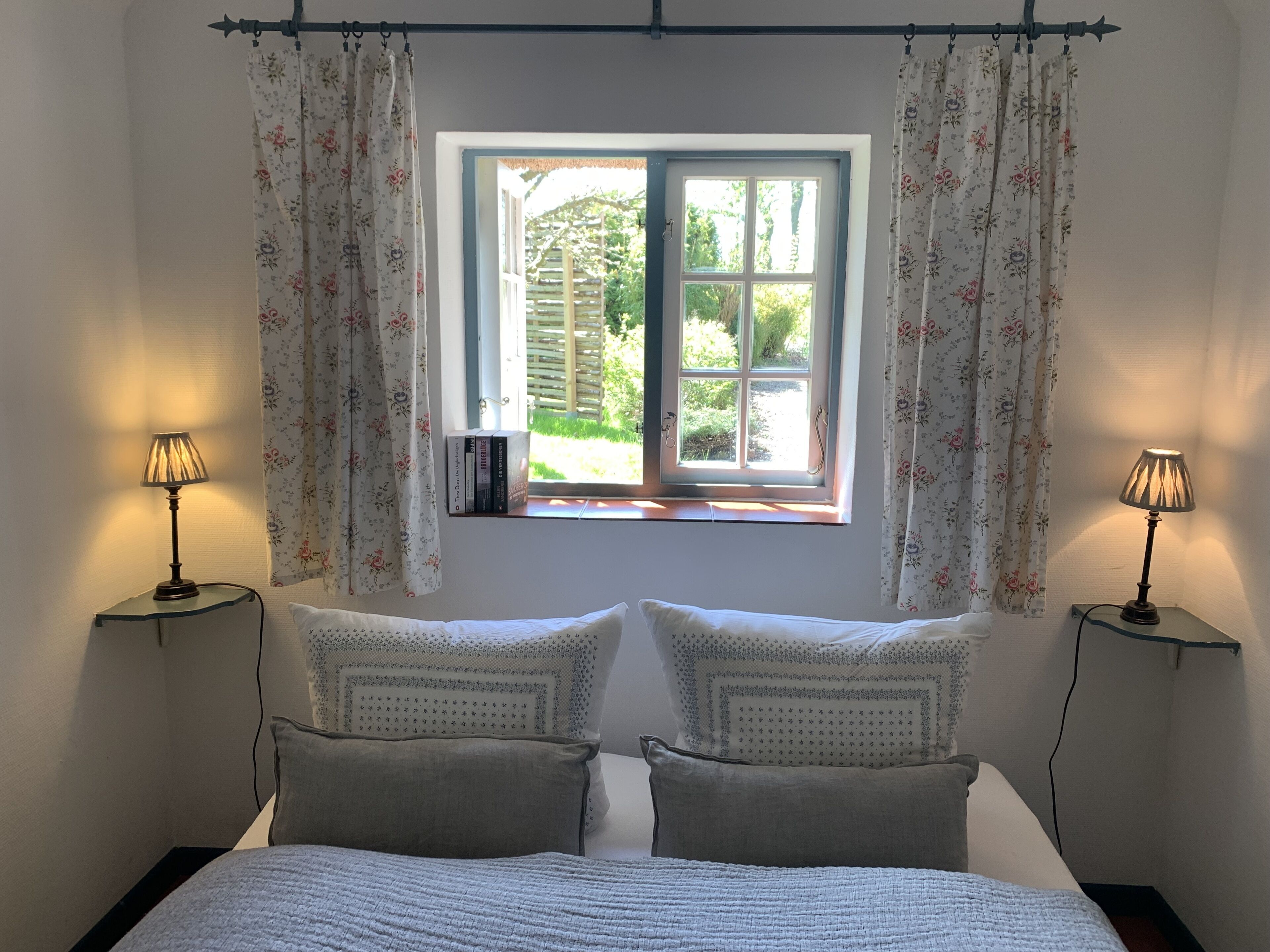 Quaint little thatched house, walking distance to beach