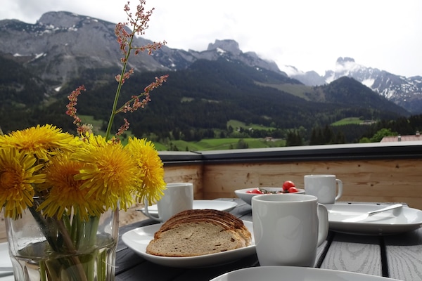 Der erste Kaffee am Morgen mit toller Panoramasicht......