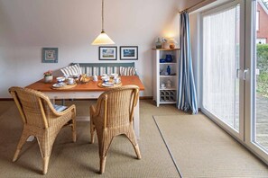 Dining - Beautiful roof-top house in the immediate vicinity of the marina. (Harlesiel)