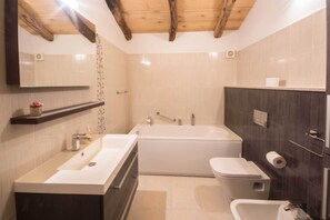 Duschwanne, Haartrockner, Bidet, HandtĂŒcher
