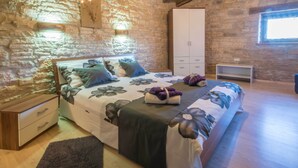 3 bedrooms, iron/ironing board, WiFi (free), bed sheets - Fully fenced, private pool, completely air-conditioned, pet friendly (Pazin)