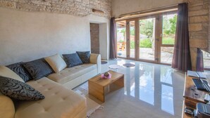 TV, fireplace, foosball, books - Fully fenced, private pool, completely air-conditioned, pet friendly (Pazin)