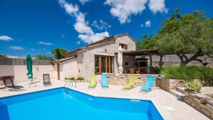 Outdoor pool - Fully fenced, private pool, completely air-conditioned, pet friendly (Pazin)