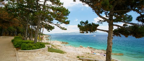 Plage à proximité, chaises longues